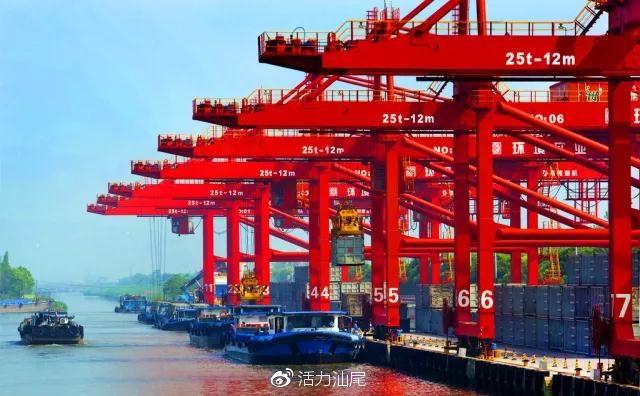盐田港集团成立于1985年,是深圳市市属以港口建设,投资与经营,综合